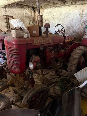 un tracteur rouge garé dans un garage