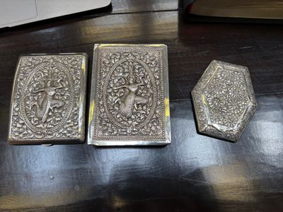 Cambodge, XXème siècle, Suite de 3 boîtes en argent ciselé repoussé, d - Photo 1