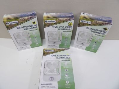 trois boîtes contenant des ventilateurs électriques blancs posées sur une table blanche