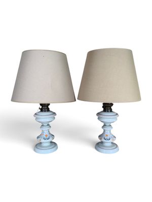 une paire de lampes de table bleues avec des abat-jours beiges sur fond blanc