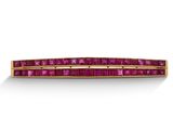 Gros plan sur une barrette en pierre rose sur fond blanc