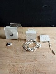 une photo d'une table sur laquelle sont posés tout un tas d'appareils électroniques