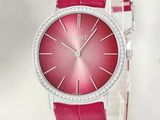 une montre rose dont le cadran est orné d'une lunette sertie de diamants