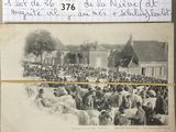 une vieille photo en noir et blanc montrant une foule nombreuse