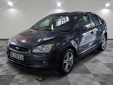 une photo d'une Ford Focus noire garée dans un garage