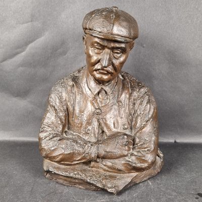 École XXe. "Homme à la casquette", sujet en plâtre patiné, p…