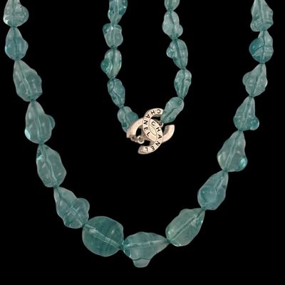une image représentant un collier orné d'une tortue sur fond noir