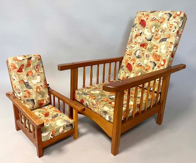 a chair and a chair that are sitting next to each other