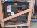 un micro-ondes posé sur une palette dans le garage