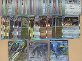 beaucoup de cartes pokemon sur la table