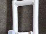 un porte-rouleau de papier toilette blanc fixé au mur, à côté d'un autre porte-rouleau de papier toilette