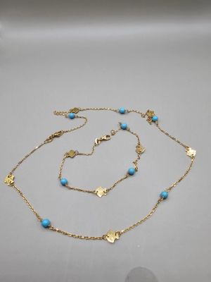 une chaîne en or ornée de perles de turquoise et d'un pendentif en forme d'étoile de mer