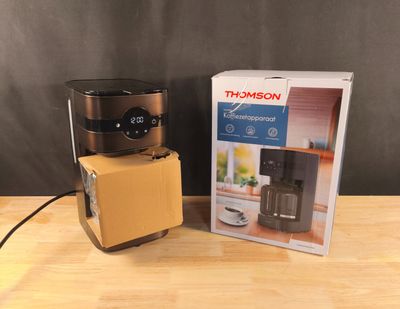 Cafetière Thomson THCM900D La première photo est non contrac…