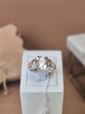 une bague qui se trouve dans une boîte sur une table