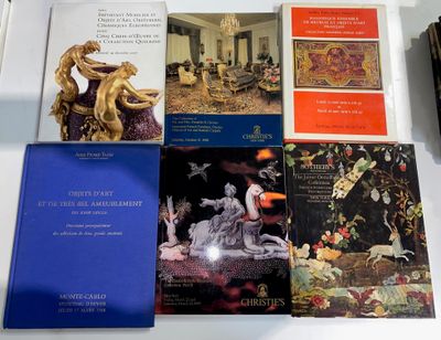 un grand nombre de livres posés sur une table