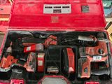 une caisse à outils rouge avec des outils sur le sol