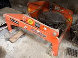 une machine orange posée par terre