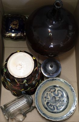 une boîte contenant de nombreux objets en verre
