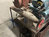 une machine posée sur une table dans une pièce