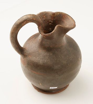 Un oenochoe en terre cuite à vernis noir.