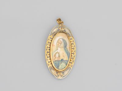 un pendentif plaqué or représentant la Vierge Marie