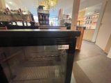 une photo d'un refroidisseur à vin dans un magasin