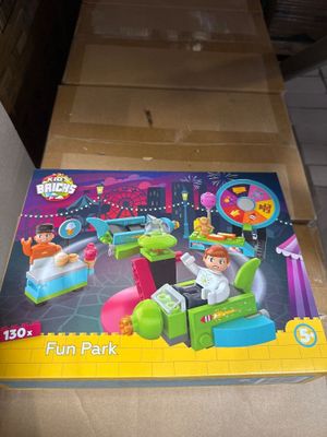 une boîte contenant un ensemble de jouets, posée par terre