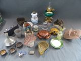 un grand nombre d'objets posés sur une table