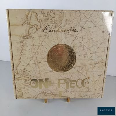 une image représentant une boîte posée sur une table, sur laquelle se trouve une pièce de monnaie