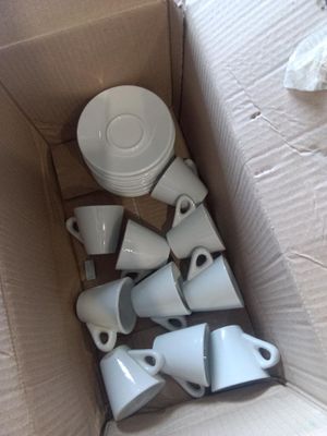 beaucoup de tasses et de soucoupes dans une boîte