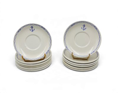 quatre assiettes ornées de motifs bleus et blancs sont empilées les unes sur les autres