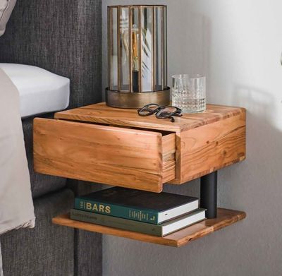 une petite table en bois sur laquelle est posé un verre