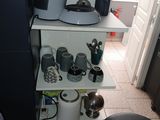 une cafetière posée sur une étagère dans une cuisine