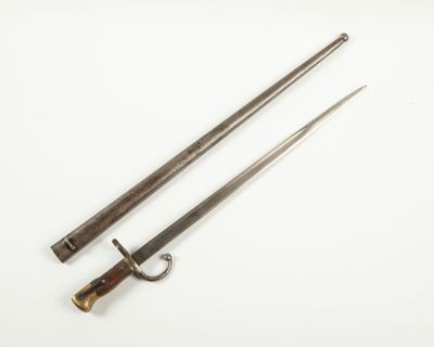 une paire de deux épées, l'une avec un manche en bois et l'autre avec un manche en métal