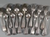 beaucoup de cuillères et de fourchettes en argent sur la table