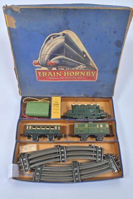 une boîte contenant un train sur une table