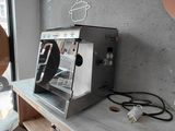 une machine à café posée sur le comptoir d'un café