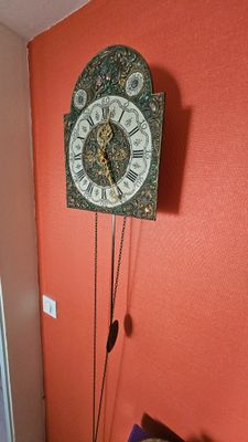 une horloge accrochée au mur dans un coin de la pièce