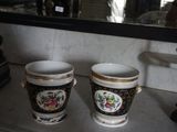 deux tasses à café posées sur une étagère devant un miroir