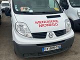 plusieurs camionnettes blanches garées les unes à côté des autres sur un parking