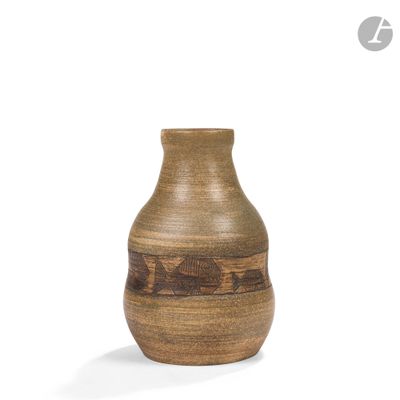 un petit vase posé sur une surface blanche