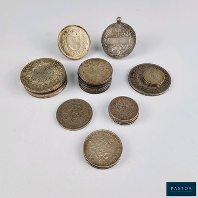 un lot de pièces de monnaie posées sur une table