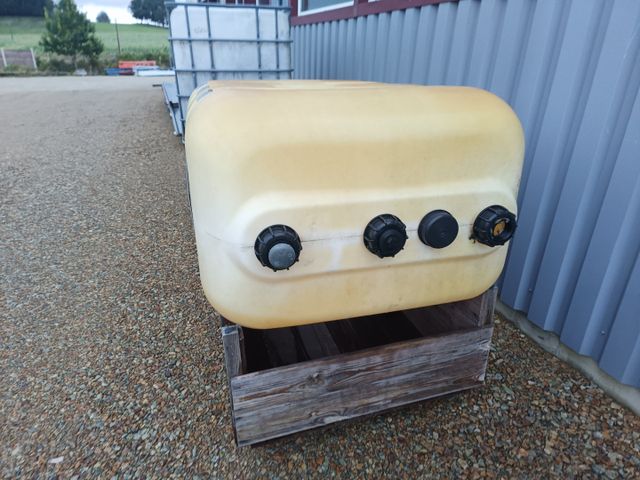 Deux cuves plastiques 1000L chacune. Vendu sur désignation. Condi...