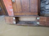 une armoire en bois comportant un tiroir