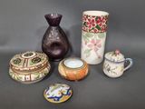 de nombreux types de vases et de récipients différents sur la table