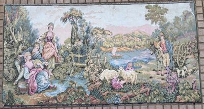 une photo d'une tapisserie accrochée au mur d'un bâtiment