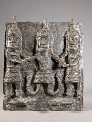 un gros plan sur une sculpture représentant un groupe de personnes posée sur une table