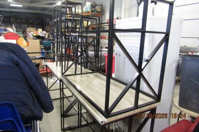 une étagère contenant beaucoup d'objets
