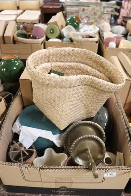 une boîte remplie d'objets assortis posée sur une table