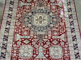 un tapis rouge et bleu à motifs de médaillons